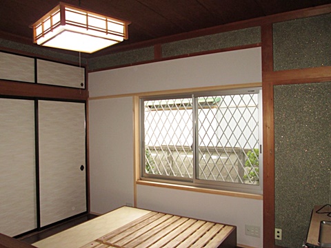 和室の床をフロアー合板に変更し、窓を小さくしてベッドの設置スペースを確保しました。