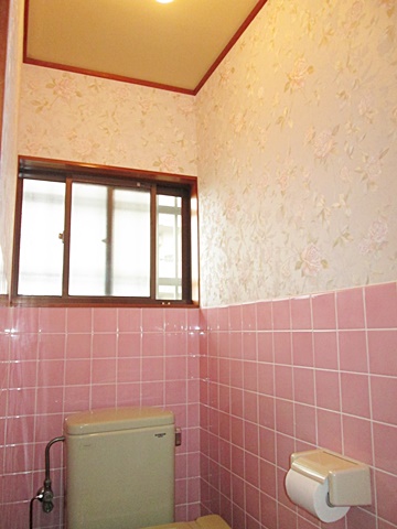 洋式トイレの壁クロスを貼り替えました。タイルと同系色の花柄で可愛らしく仕上がりました。