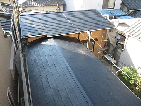 離れの屋根塗装が完了です。カラーベスト塗り替え専用シリコン樹脂塗料「ヤネフレッシュＳｉ」を２回塗り重ねて仕上ました。