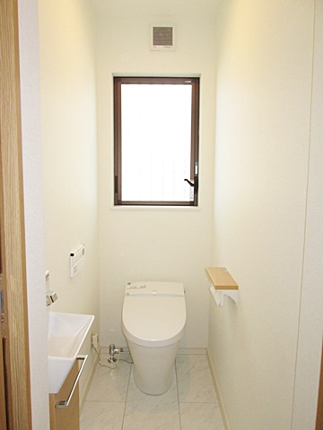和室の押し入れ部分をトイレにリフォームしました。サッシを取り付け白色を基調に明るい個室になりました。