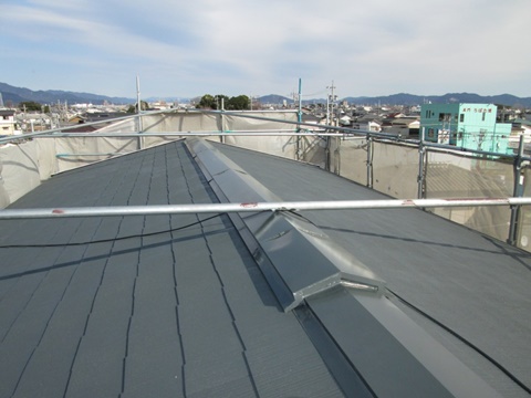 屋根は高圧洗浄後、下塗りとヤネフレッシュSiの２回塗りで仕上げました。