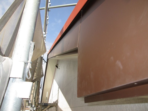 破風板は、ガルバリウム鋼鈑を張りました。塗装に比べ長期間に渡り美観を保ちます。