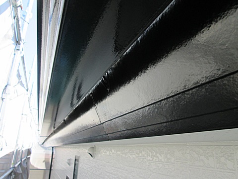 鼻隠し板と樋は、ブラックで上塗りしました。艶が有り綺麗に仕上がりました。