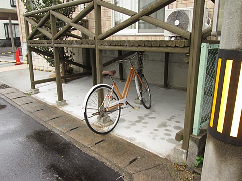 デッキ下の自転車置き場は、コンクリート舗装で綺麗に生まれ変わりました。