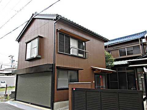 茶色の外壁が、和風の建物に良く合います。