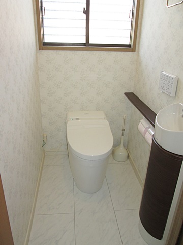 １階のトイレです。ホワイトを基調に明るく生まれ変わりました。タンクレストイレに手洗いを設け、使い勝手の良いトイレとなりました。