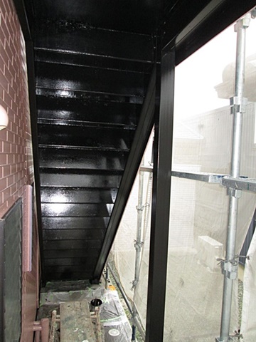 階段の裏側の鉄部もブラックで仕上げています。