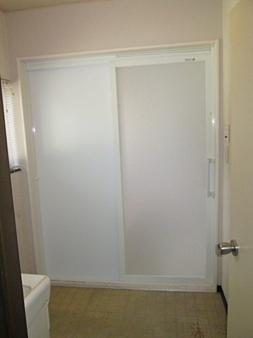 浴室ドア廻りの補修も行い工事完了となりました。