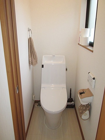 ２階に新たにトイレを新設しました。相見積もりの他社様では「２階にトイレ新設は無理」とのことでしたが、弊社では半額で済みました。１階同様シンプルで使い易くなっています。