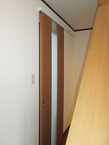 居間のドアを開き戸から引戸に変更しました。開け放しても建具が邪魔になりません。