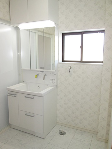 洗面所は、ホワイト色でとても明るい空間となりました。最新の洗面化粧台で、使い易く収納も充実しています。