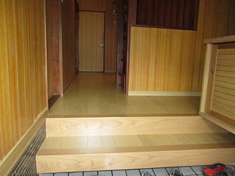 玄関ホールと廊下は、既設の床板の上にフロアー材を張り増して、丈夫な二重張りの床にリフォームしました。