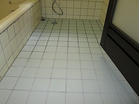 浴室の床タイルを張り替えました。既設の上に直接張って居るので、短時間でリーズナブルに行えます。サーモタイルを使用しているので、冬場のヒンヤリ感を軽減してくれます。