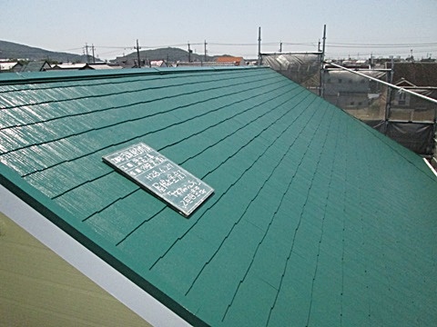 屋根は高圧洗浄ののちに下塗り（シーラー塗装）を施し、グリーン色のヤネフレッシュＳｉを2回塗り重ねました。