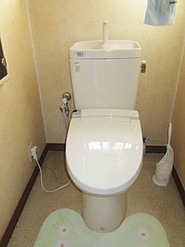 1階のトイレは、シャワートイレ（便座）を交換しました。リモコンで便器の水が流せるようになりました。