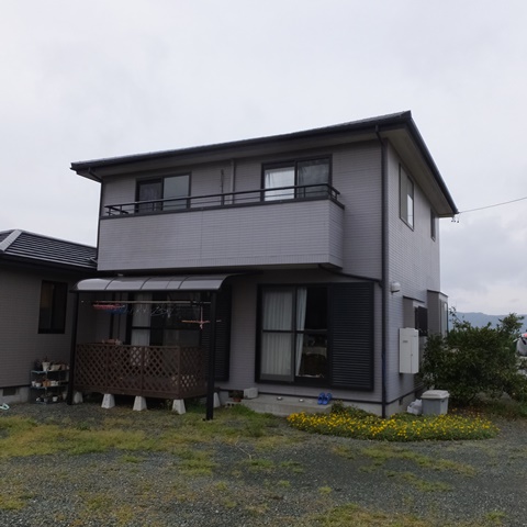 外壁の貼り替え、外壁と屋根の塗装を行いました。