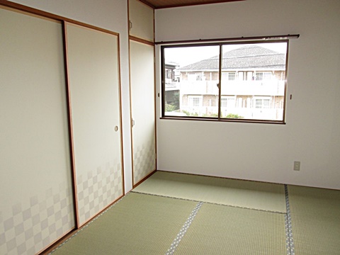 2階和室は畳と建具を新しく造り直し、壁のクロスを貼り替えました。