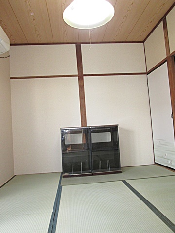 壁・天井のクロスを貼り替え、畳を作り直しました。明るく綺麗な部屋に生まれ変わりました。