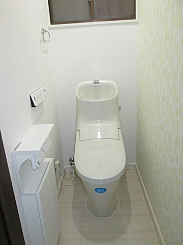 １階トイレです。２階と全く同じ造りになって居ます。側面をアクセントにして空間に変化を付けています。