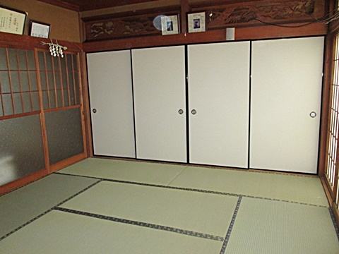襖を造り替え、畳の表替えを行いました。明るい印象で綺麗な和室に生まれ変わりました。