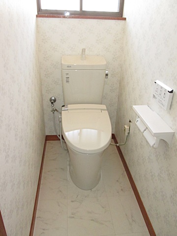 トイレは内装のリフォームとともに、シンプルで手入れのしやすい機器を設置。衛生的で明るい個室になりました。