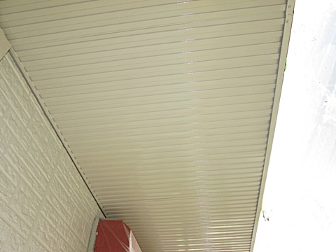 ベランダ下の軒天は鋼板製なので、シリコン樹脂系塗料で仕上げています。