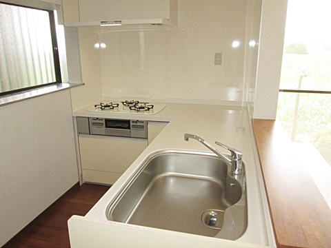 キッチンはホワイト色を基調に明るく衛生的なキッチンに生まれ変わりました。対面式に変更したことで、家事が楽しく行えます。