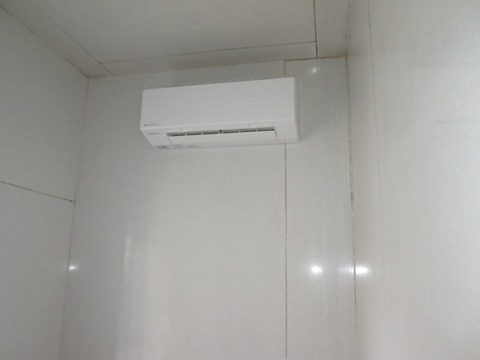 浴室に暖房換気乾燥機を取り付けました。既設の通気口の穴を利用しています。