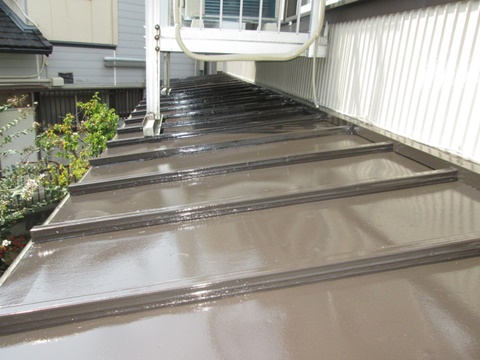 トタン屋根は、チョコレート色で仕上げました。艶が有り綺麗な仕上がりです。