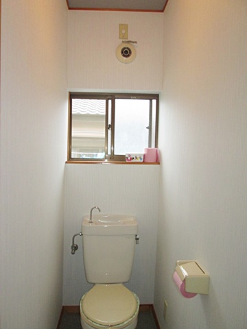 ２階トイレの壁クロスを貼り替えました。明るく綺麗な個室に生まれ変わりました。