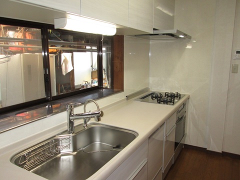 キッチンはホワイトを基調に明るい空間に生まれ変わりました。
