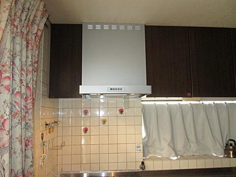 壁付けの換気扇をシロッコファンに取り替えました。排気効率が良く快適にご利用頂けます。