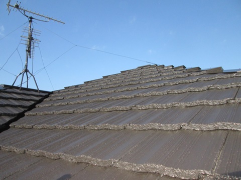屋根の上塗りは変性シリコン系単層弾性仕上げ材「DANシリコンセラ」を２回塗り重ねて仕上げました。高耐久・弾性・水性・防藻、防かび・低汚染・透湿の機能を兼ね備えます。