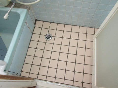 浴室の床をサーモタイルで仕上げました。足裏のヒンヤリ感を和らげます。