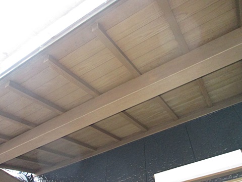 ポーチ屋根の木部は、「ガードラックアクア」で木の質感を生かした仕上げにしました。