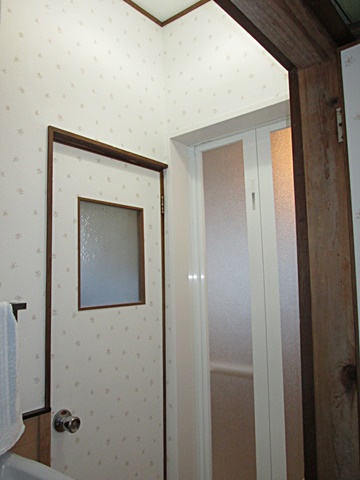 洗面所のクロスを貼替ました。明るく綺麗な空間に生まれ変わりました。