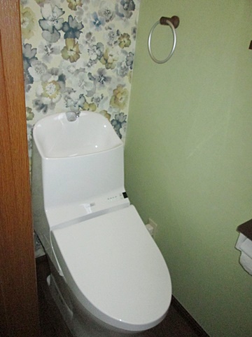 トイレは、TOTOのGG1一体型トイレを選定されました。スッキリとした空間になりました。正面のアクセントも効果的です。