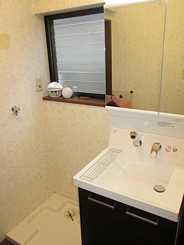 洗面所は床のみ貼替え洗面化粧台と洗濯パンを取り替えました。