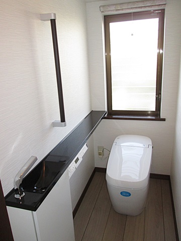 １階トイレは、２階同様タンクレストイレとカウンター式手洗で、使い勝手の良い快適な個室に生まれ変わりました。