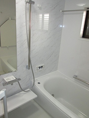 浴室はホワイトを基調に明るく衛生的な空間となって居ます。