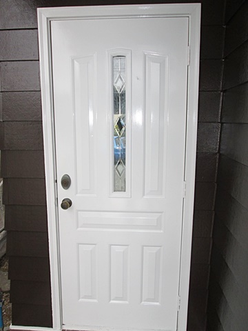 玄関ドアがホワイト色で綺麗に仕上げられました。