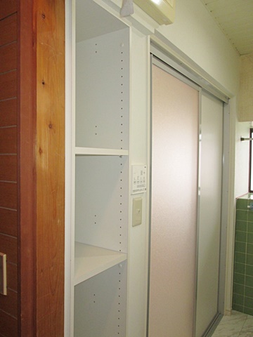 ドア横のスペースに可動式の収納棚を取り付けました。