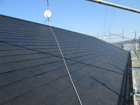 屋根は高圧洗浄ののちに下塗り（プライマー塗装）を施し、ヤネフレッシュＳｉを2回塗り重ねました。