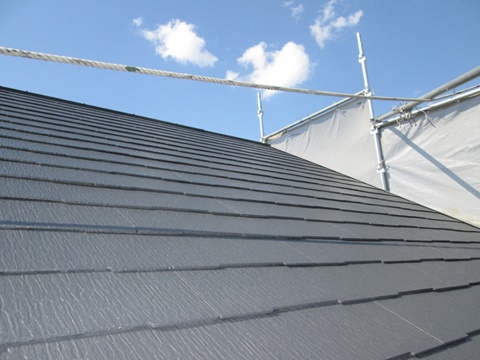 屋根は高圧洗浄ののちに下塗り（プライマー塗装）を施し、優れた遮熱性能のあるクールタイトＳｉを2回塗り重ねました。