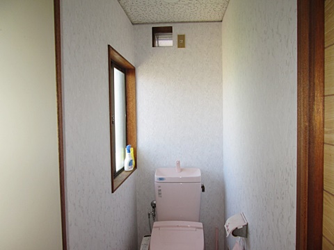 トイレの壁クロスが貼り替えられています。明るく感じられます。