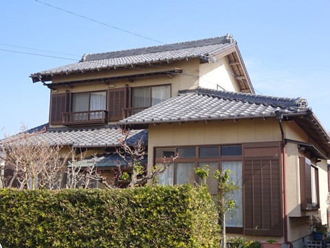 外壁と倉庫屋根の塗り替え、樋の掛け替えをしました