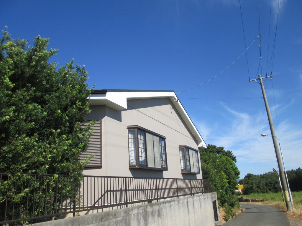 母屋と離れの外壁を塗り替えました