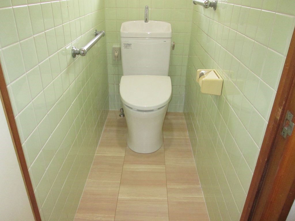和式兼用トイレを洋式トイレに。ほかクロスの貼り換えをしました