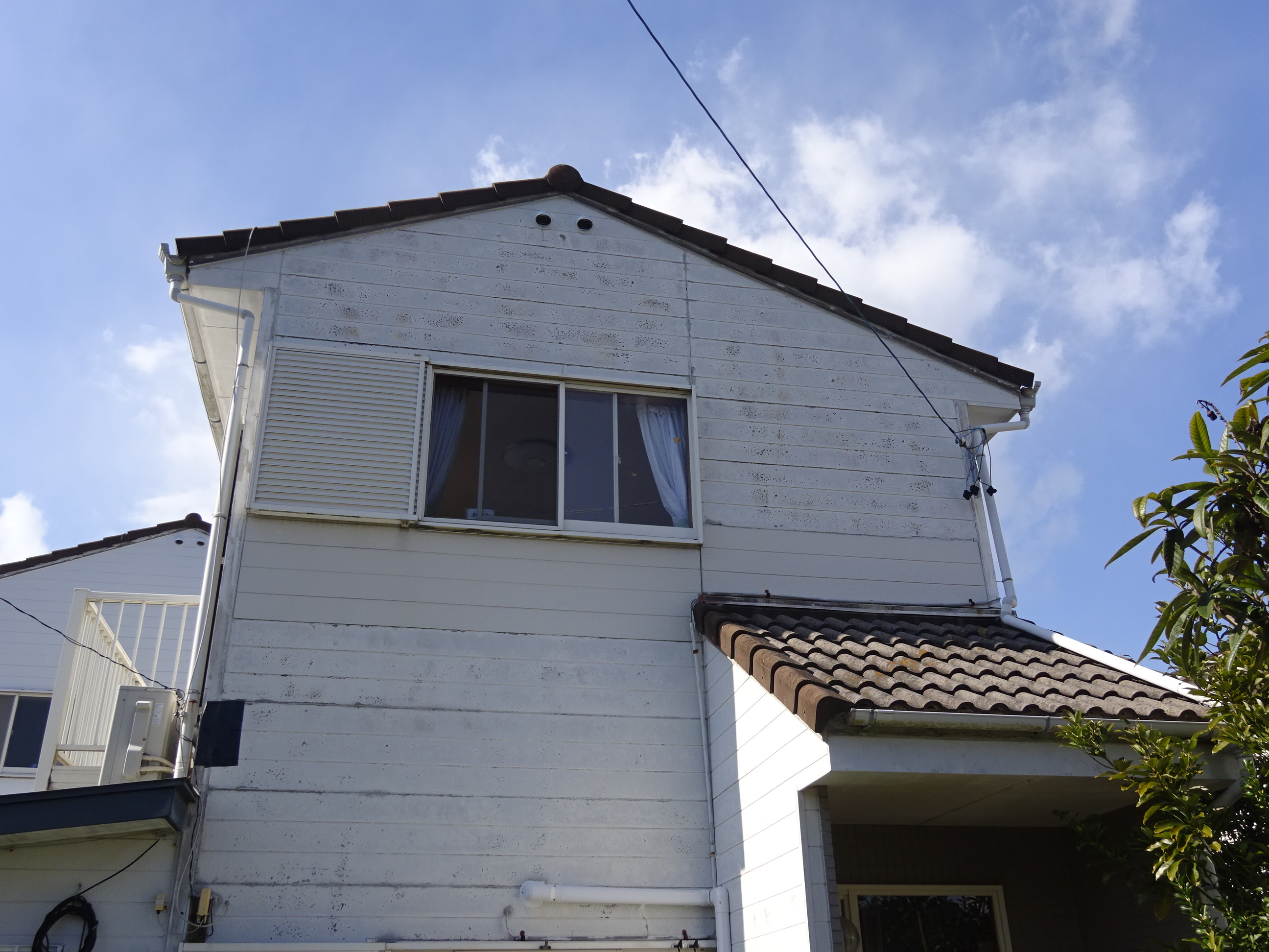 外壁張替、屋根・外壁塗装、シロアリ防除をしました。