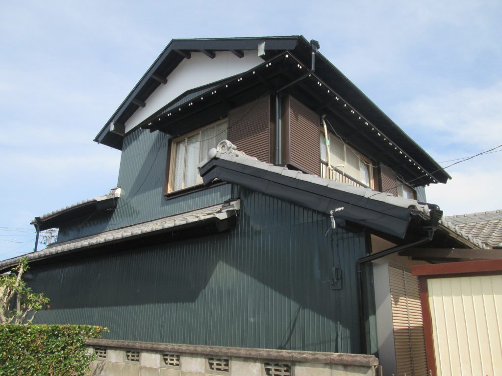 外壁の塗り替えと雨戸の取り換えをしました